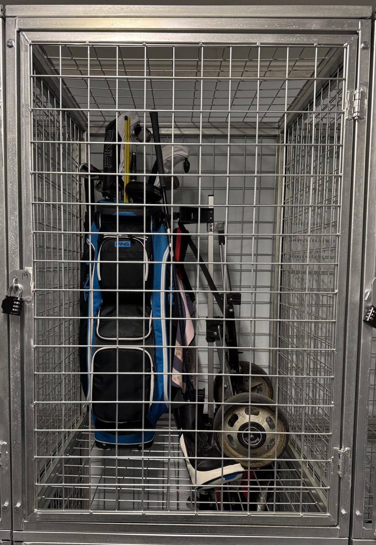 Låsbart bagskap med plass til golfbag og golftralle.