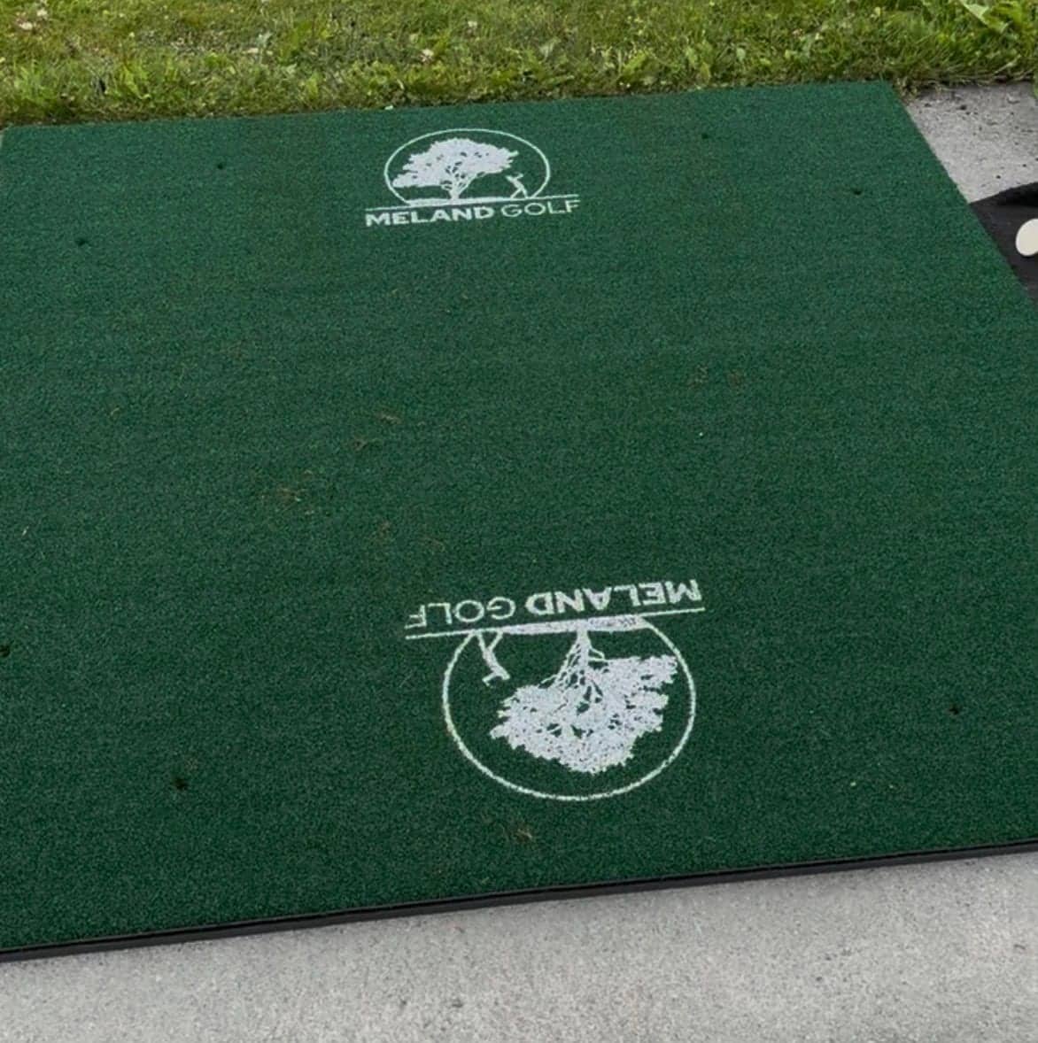 Rangematte for driving range med Meland Golfklubb-logo sett ovenfra